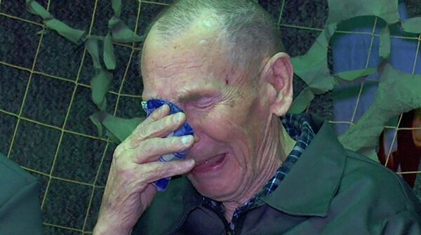 Слезы фронтовика: ветерана ВОВ поздравили с Днем Победы в костанайской колонии - Sputnik Казахстан