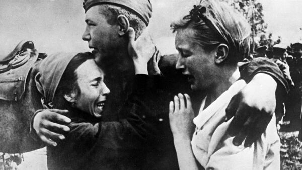 Рядовой Широбоков встретил своих сестер, спасшихся от смерти, 1943 год - Sputnik Казахстан