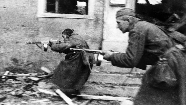 Советские солдаты ведут бой на улицах Ширвиндта, 1944 год - Sputnik Казахстан