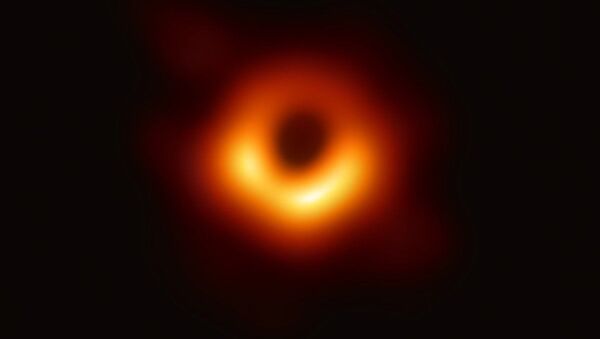 Изображение черной дыры в центре галактики M87, полученное с помощью телескопа Event Horizon Telescope - Sputnik Казахстан