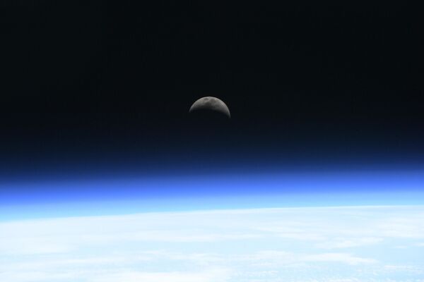 Восход Луны над атмосферой - Sputnik Казахстан