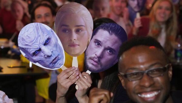 Фанаты Игры престолов держат маски героев сериала в ожидании премьеры в кинозале, архивное фото - Sputnik Казахстан