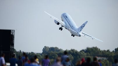 Пассажирский самолет Sukhoi Superjet 100, архивное фото