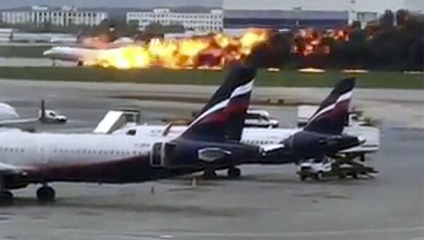 Самолет авиакомпании Аэрофлот Superjet 100, вернувшийся во время рейса Москва - Мурманск в аэропорт Шереметьево из-за возгорания на борту  - Sputnik Казахстан