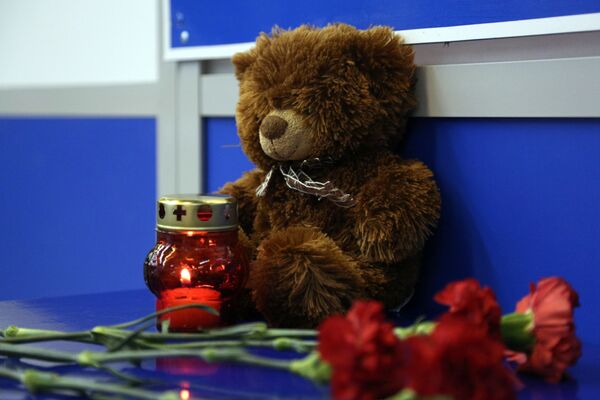 Цветы, свечи и игрушки в аэропорту Мурманска в память о жертвах возгорания на борту самолета авиакомпании Аэрофлот Superjet 100 - Sputnik Казахстан