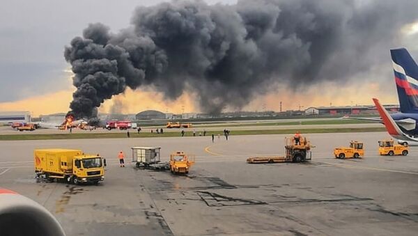Самолет авиакомпании Аэрофлот Superjet 100, вернувшийся во время рейса Москва - Мурманск в аэропорт Шереметьево из-за возгорания на борту - Sputnik Казахстан