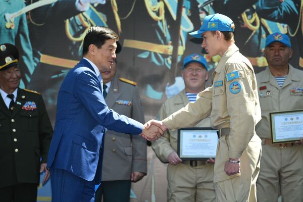 Торжественное мероприятии в честь Дня защитника  отечества, 7 мая, в парке имени 28 гвардейцев-панфиловцев  - Sputnik Казахстан