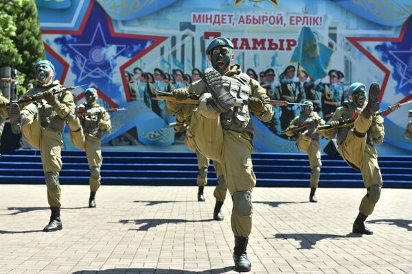 Торжественное мероприятии в честь Дня защитника отечества, 7 мая, в парке имени 28 гвардейцев-панфиловцев - Sputnik Казахстан