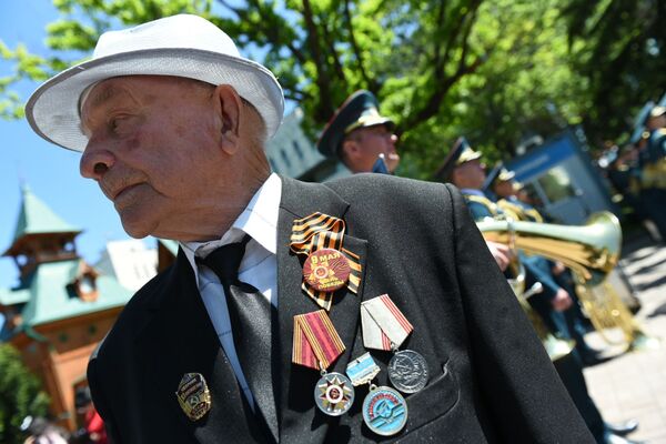 Ветеран на торжественном мероприятии в честь Дня защитника отечества, 7 мая, в парке имени 28 гвардейцев-панфиловцев - Sputnik Казахстан