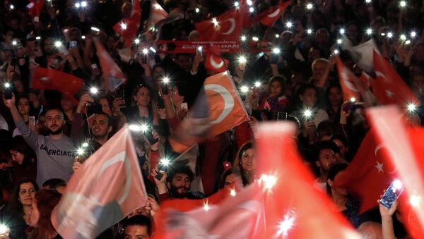 Сторонники оппозиционной народной партии машут турецкими флагами во время митинга протеста после того, как Высшая избирательная комиссия решила провести повторные выборы мэра в Стамбуле - Sputnik Казахстан
