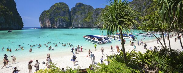Туристы на пляже Maya bay на островах Пхи-Пхи в Таиланде  - Sputnik Казахстан
