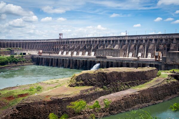 Гидроэлектростанция Итайпу на реке Паране на границе между Парагваем и Бразилией - Sputnik Казахстан