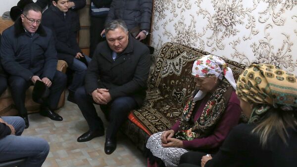 Аким Карагандинской области Нурмухамбет Абдибеков посетил семьи погибших на шахте Саранская горняков - Sputnik Казахстан