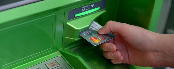 Архивное фото человека у банкомата с платежной картой - Sputnik Казахстан