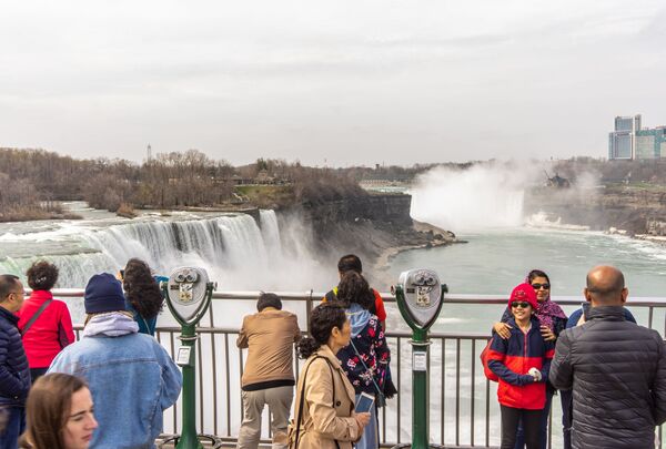 Туристы на смотровой площадке Государственного парка Ниагарского водопада в штате Нью Йорк, США - Sputnik Казахстан