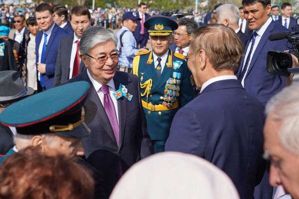 Президент Казахстана Касым-Жомарт Токаев возложил цветы к Вечному огню в День Победы - Sputnik Казахстан