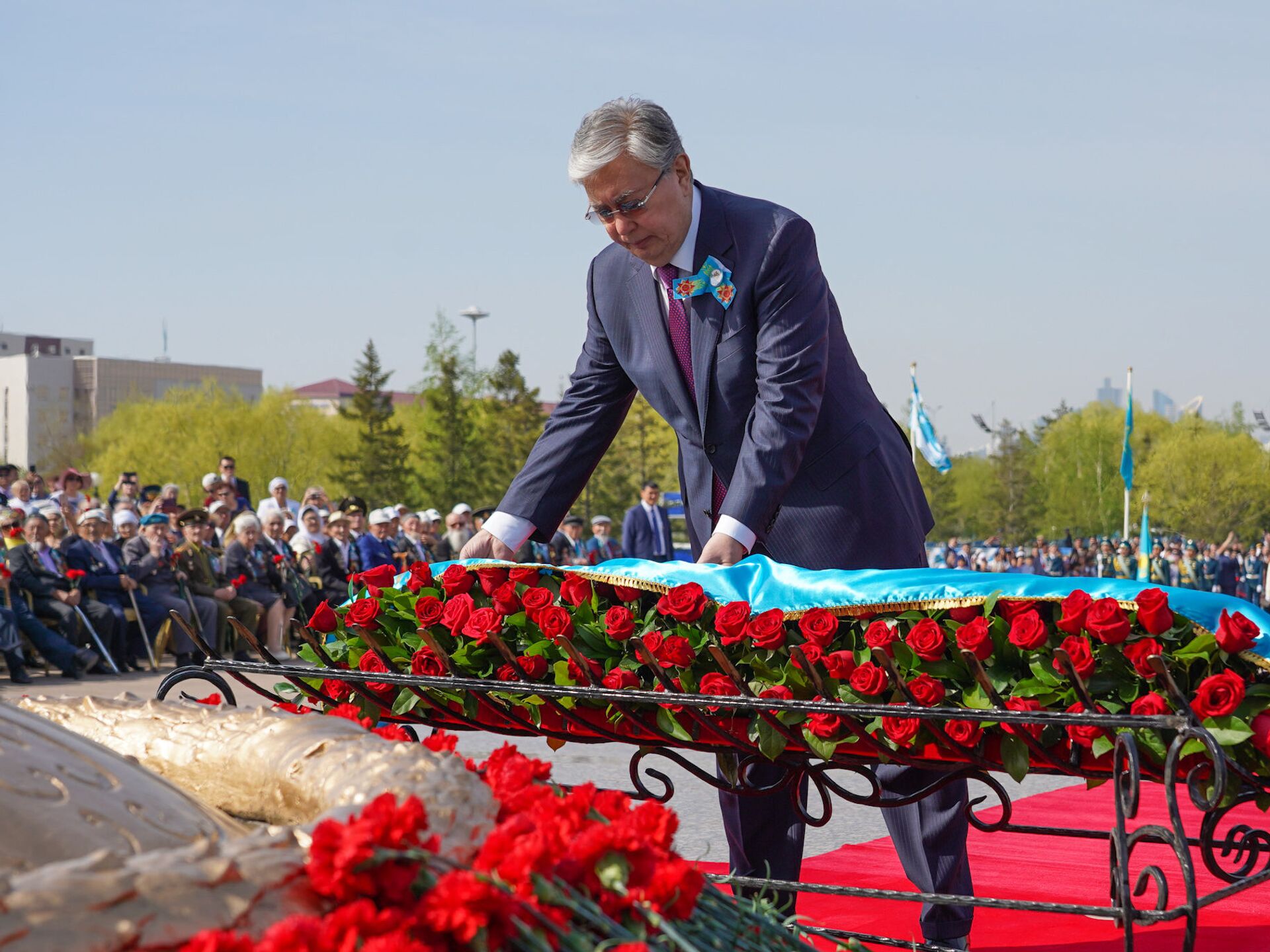 9 мая в казахстане. Токаев возложение цветов в день Победы. День Победы в Казахстане. Токаев 9 мая.