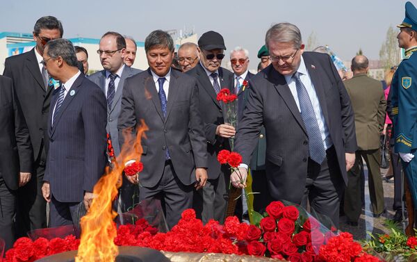 Представители дипмиссий в Казахстане на церемонии возложения цветов к Вечному огню в День Победы в Нур-Султане - Sputnik Казахстан