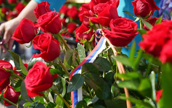 Корзина цветов в память о павших в Великой Отечественной войне от посольства РФ в Казахстане - Sputnik Казахстан