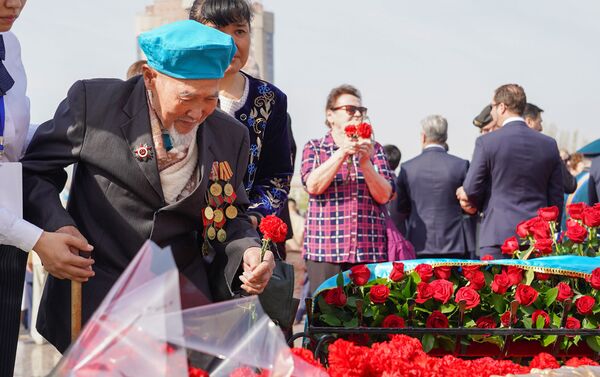 Возложение цветов к Вечному огню в День Победы в Нур-Султане - Sputnik Казахстан