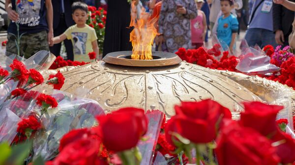 Вечный огонь у монумента Отан қорғаушылар - Sputnik Казахстан