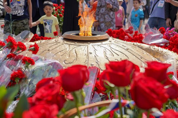 Вечный огонь у монумента Отан қорғаушылар - Sputnik Казахстан