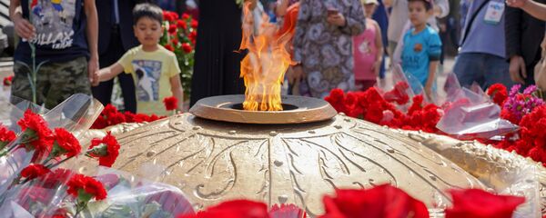 Вечный огонь у монумента Отан қорғаушылар - Sputnik Казахстан