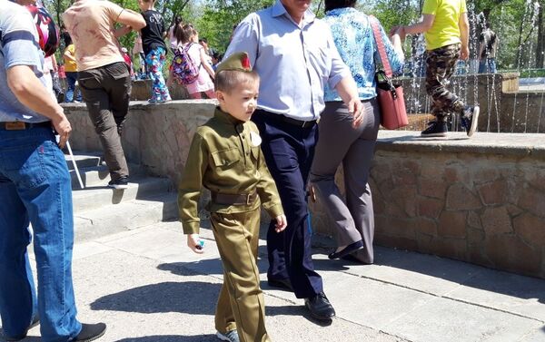 Юные жители Байконыра примерили наряды в стиле милитари - Sputnik Казахстан