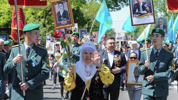Участники шествия Бессмертный полк в Алматы - Sputnik Казахстан