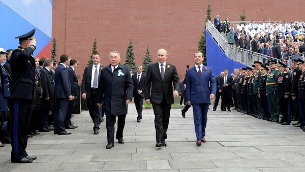 Первый Президент Казахстана Нурсултан Назарбаев посетил военный парад в Москве - Sputnik Казахстан
