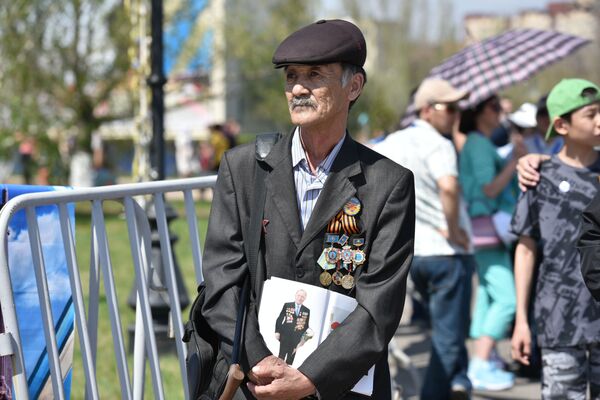 Участники шествия Бессмертный полк в Нур-Султане - Sputnik Казахстан