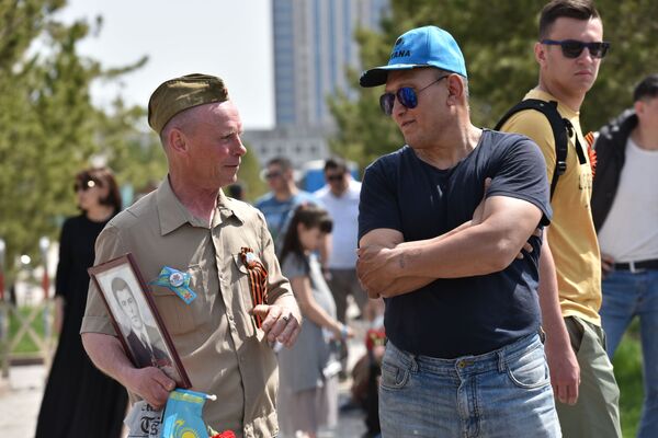 Участники шествия Бессмертный полк в Нур-Султане - Sputnik Казахстан