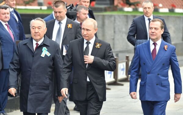 Президент РФ Владимир Путин, премьер-министр РФ Дмитрий Медведев и первый президент Казахстана Нурсултан Назарбаев на военном параде в честь 74-й годовщины Победы в ВОВ - Sputnik Казахстан