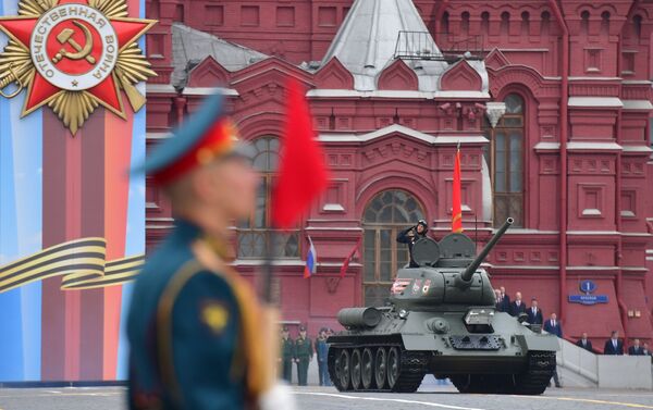 Танк Т-34-85 на военном параде, посвящённом 74-й годовщине Победы в Великой Отечественной войне - Sputnik Казахстан