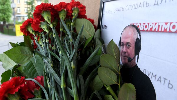 Москвичи несут цветы в память Сергея Доренко - Sputnik Казахстан