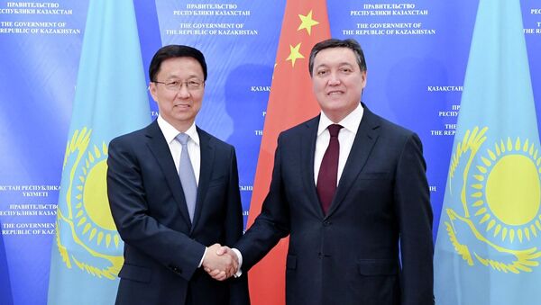 Премьер-министр Аскар Мамин и заместитель премьера Госсовета КНР Хань Чжэн - Sputnik Казахстан