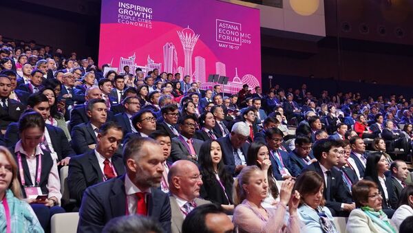 Участники форума в зале пленарных заседаний АЭФ 2019 - Sputnik Казахстан
