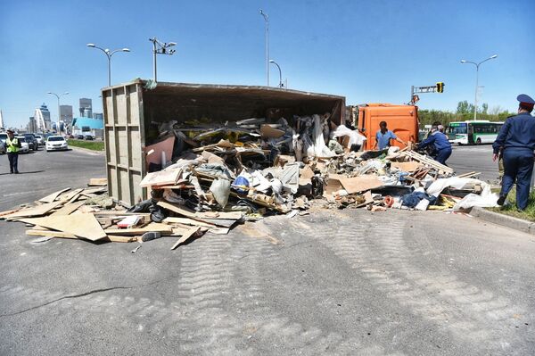 КамАЗ с мусором перевернулся в центре Нур-Султана - Sputnik Казахстан