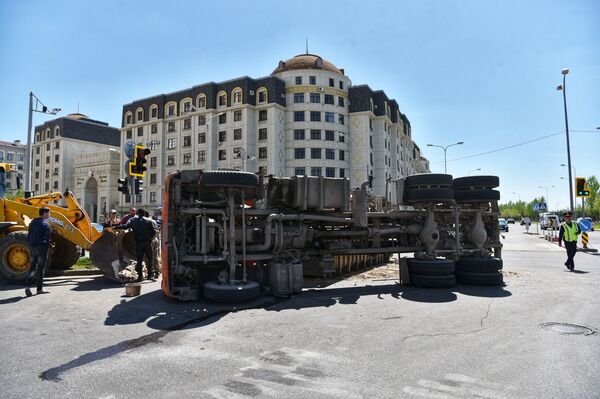 КамАЗ с мусором перевернулся в центре Нур-Султана - Sputnik Казахстан