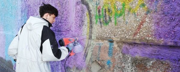 Станислав Алерт борется против рекламы наркотиков необычным способом - Sputnik Казахстан