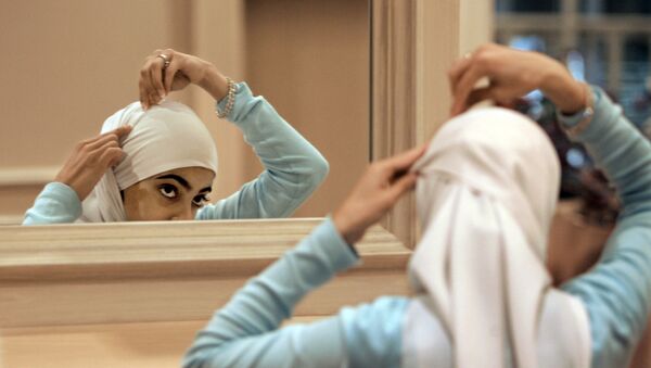 Девушка надевает хиджаб - Sputnik Казахстан