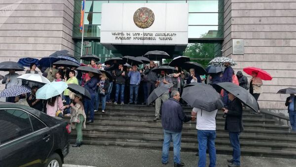 Люди собрались у зданий судов в Ереване - Sputnik Казахстан