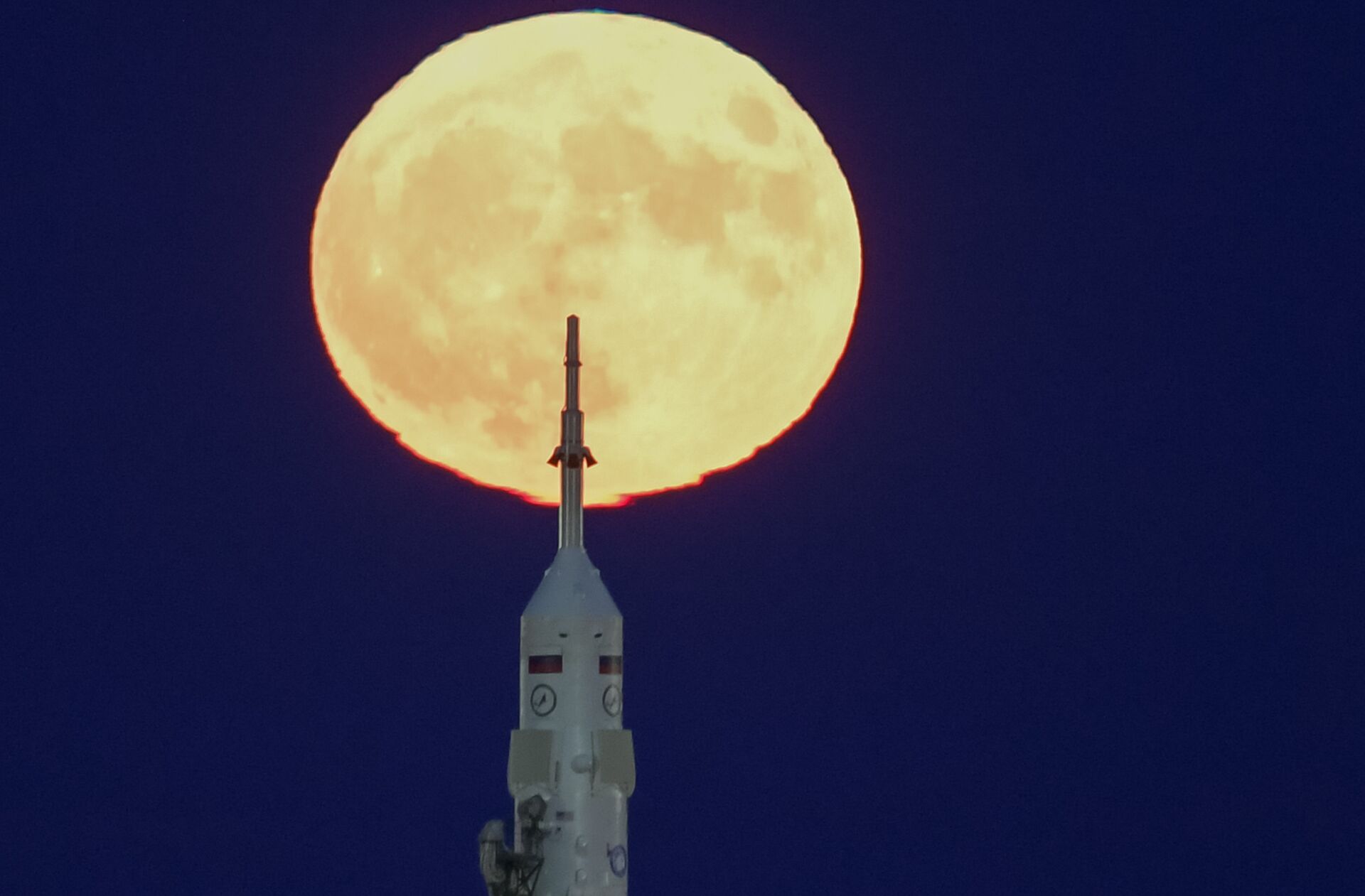 Суперлуние на космодроме Байконур Суперлуние на космодроме Байконур - Sputnik Казахстан, 1920, 01.06.2026