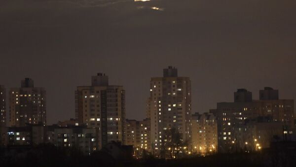 Луна поднимается из-за жилых домов, архивное фото - Sputnik Казахстан