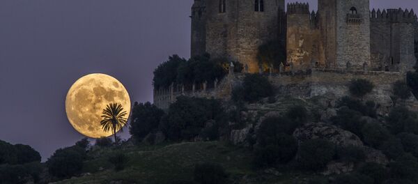 Суперлуние в Испании Суперлуние в Испании - Sputnik Казахстан