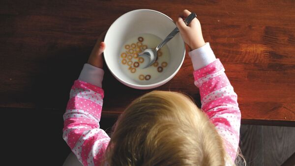 Ребенок за едой, иллюстративное фото - Sputnik Қазақстан