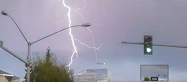 Молния ударила в летящий самолет - Sputnik Казахстан