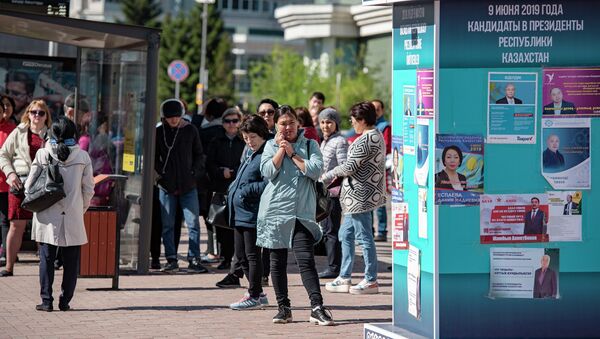 Уличная тумба с плакатами с изображением кандидатов в президенты РК - Sputnik Казахстан