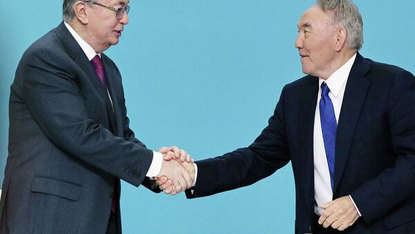 Елбасы Нурсултан Назарбаев обменивается рукопожатиями с президентом Касым-Жомартом Токаевым, архивное фото - Sputnik Казахстан