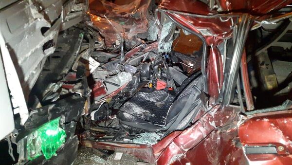 BMW врезался в КамАЗ: водителя пришлось доставать спасателям - Sputnik Казахстан